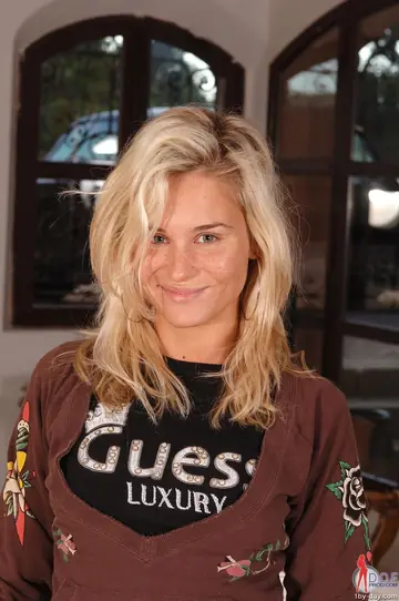 Laura Crystal – Czech Blonde Strips Out of Her Jeans and Spreads Her Legs