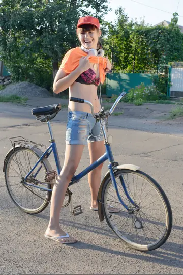 Black MO – Tall Slim Brunette Undresses and Spreads by a Bike Outdoors