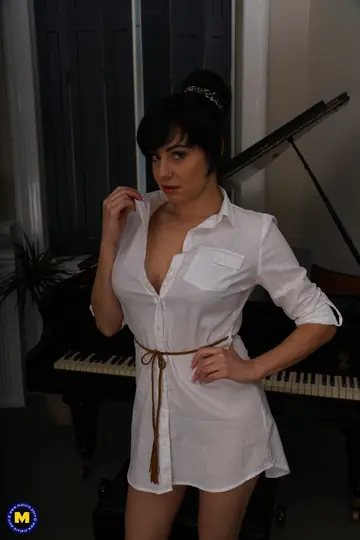 Spanish MILF Strips Out of Her Dress for Sex and a Facial