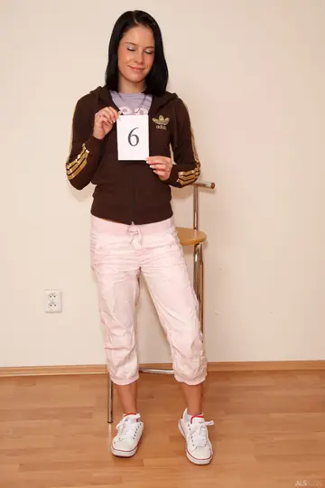 Jessica Rox – Slim Tattooed Brunette Spreads Her Legs and Shows Her Pussy