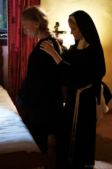 Mona Wales – Tall Busty Blonde and Small-Titted Blonde Kiss, Lick, and Finger