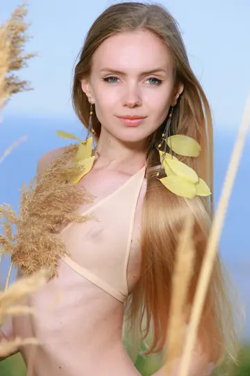 Honey Liz – Tall Russian Blonde Strips Out of Her Shorts and Spreads
