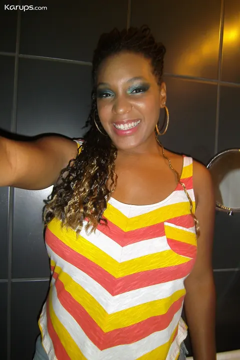 Curly Ebony Babe Flaunts Her Big Tits and Bubble Ass in Selfie – photo 3 of 20