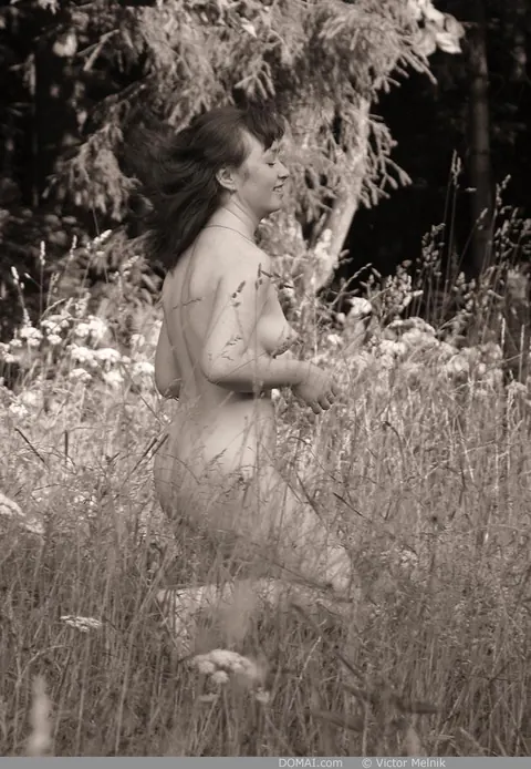 Thick Redhead with Short Hair Poses Nude Outdoors – photo 16 of 20