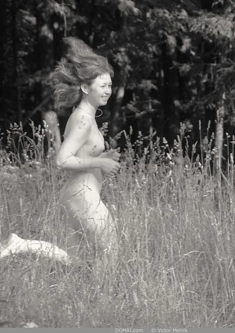 Thick Redhead with Short Hair Poses Nude Outdoors – photo 17 of 20