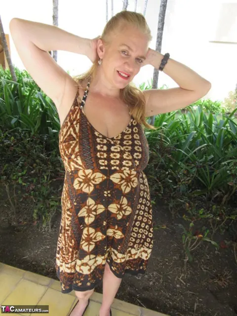 Lily May: Redhead BBW Shows Her Big Saggy Tits at the Beach – photo 8 of 20