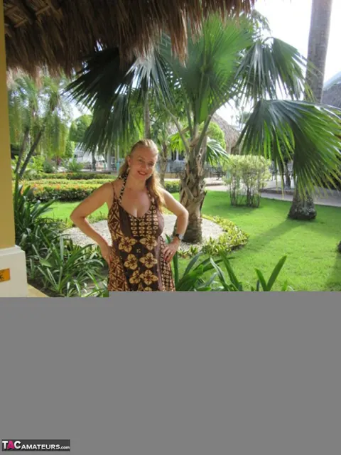 Lily May: Redhead BBW Shows Her Big Saggy Tits at the Beach – photo 7 of 20