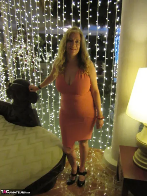 Lily May: Redhead BBW Shows Her Big Saggy Tits at the Beach – photo 13 of 20