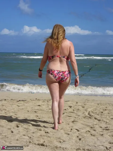 Lily May: Redhead BBW Shows Her Big Saggy Tits at the Beach – photo 16 of 20