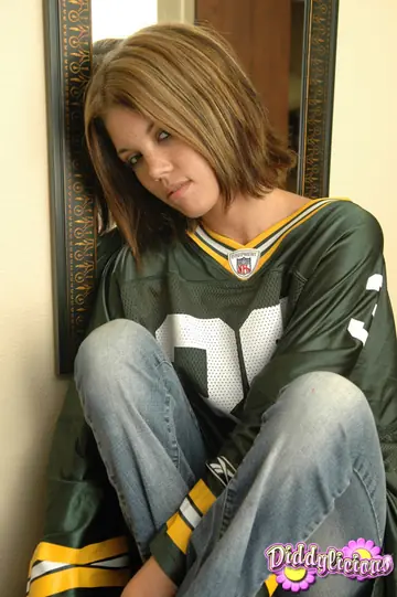 Diddylicious – Slim Brunette Peels Off Her Jeans and Shows Her Enhanced Tits