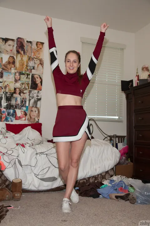 Giselle Locke: Brunette Flashes Her Panties and Spreads – photo 4 of 11