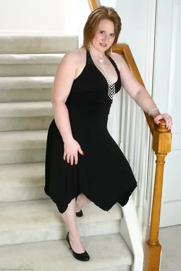 Curvy MILF Amateur Shows Off Her Big Tits on the Stairs