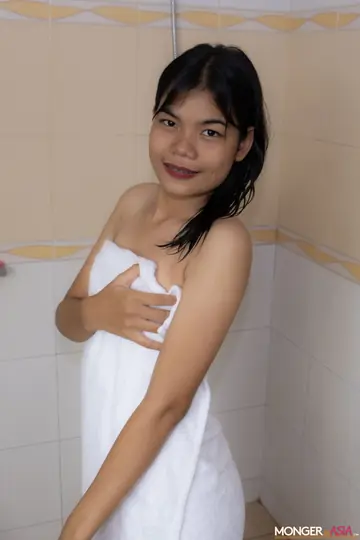 Asian Amateur Drops Her Robe and Spreads Her Pussy