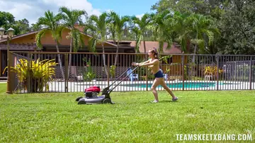 Spencer Bradley – Petite Brunette Sucks Big Cock Outdoors Before Doggy Style Facial