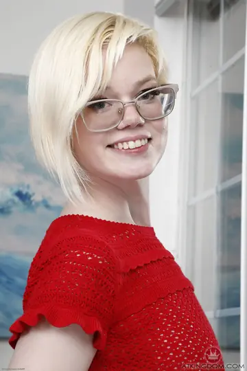 Pearl Sinclair – Short-Haired Blonde in Glasses Spreads for Anal