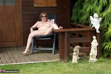 Speedy Bee – Mature British BBW Spreads Her Pussy in the Backyard