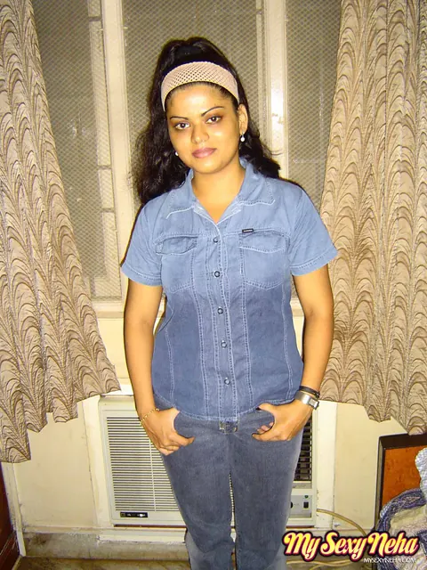 Indian BBW in Jeans Shows Her Small Natural Tits – photo 2 of 15