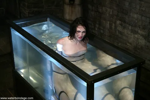 Faith Leon: Tall Pale Brunette Spreads in Bondage – photo 18 of 20