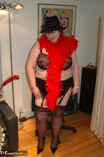 Chris 44g – Tattooed Hairy MILF Strips Out of Her Lingerie and Spreads Wide