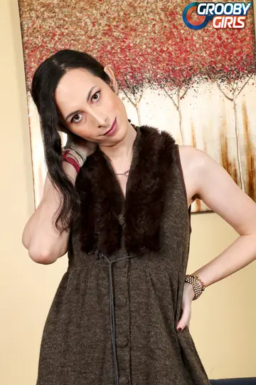 Trans Woman Bares Her Body and Poses Fully Nude