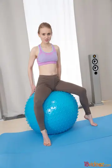 Light Fairy – Slim Blonde in Yoga Pants Takes Double Penetration and a Cumshot