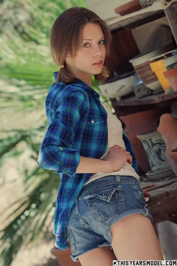 Thick Woman in Shorts Spreads Her Trimmed Pussy Outdoors