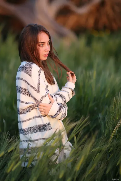 Sofy Bee: Slim Brunette Flashes Her Hairy Bush Outdoors – photo 9 of 20