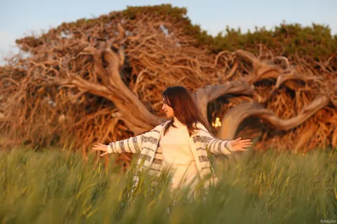 Sofy Bee: Slim Brunette Flashes Her Hairy Bush Outdoors – photo 3 of 20