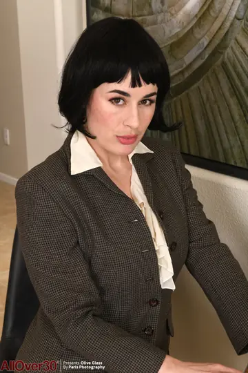 Olive Glass – Brunette MILF Strips Out of Her Lingerie and Spreads in the Office