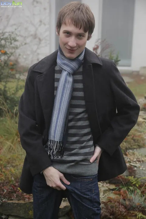 Man Fingers His Ass and Uses a Dildo Outdoors – photo 1 of 21