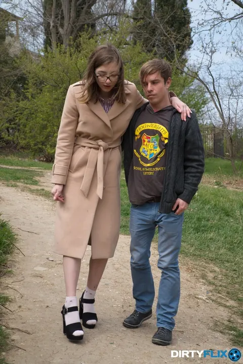 Eliza Thorne: Amateur Brunette in Glasses Takes Anal Outdoors – photo 3 of 15