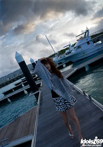 Mari Misaki – Japanese Babe Strips Off Her Skirt and Fingers Her Hairy Pussy on the Beach