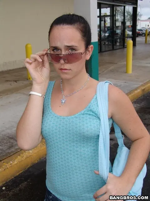 Tall Brunette Fucks Driver in the Car Outdoors – photo 5 of 20