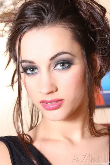Georgia Jones – Petite Brunette Fingers Her Pussy on a Chair