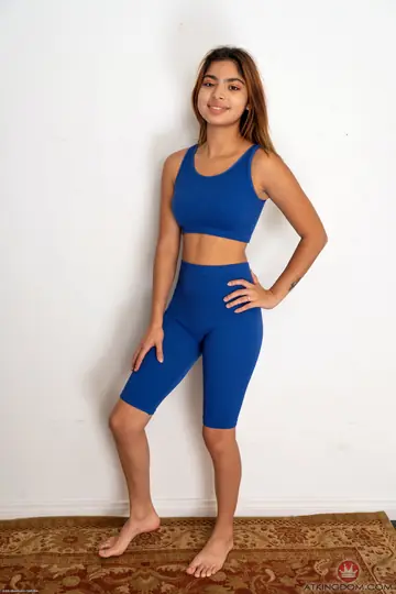 Hazel Heart – Petite Latina Bares All and Spreads Wide in the Gym