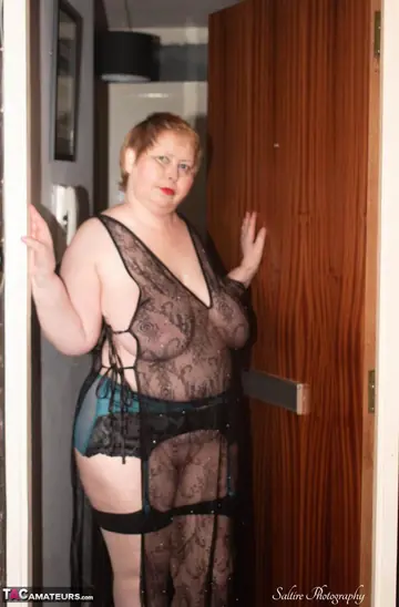 Posh Sophia – Mature Blonde BBW Strips Out of Her Lingerie and Spreads Her Legs Wide
