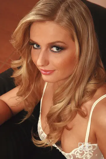 Courtney Lightspeed – Thick Blonde Masturbates with a Dildo and Fingers Her Pussy in Stockings