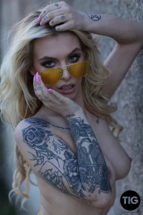 Saskia Valentine: British Blonde with Big Tits Poses in Glasses Outdoors – photo 21 of 21