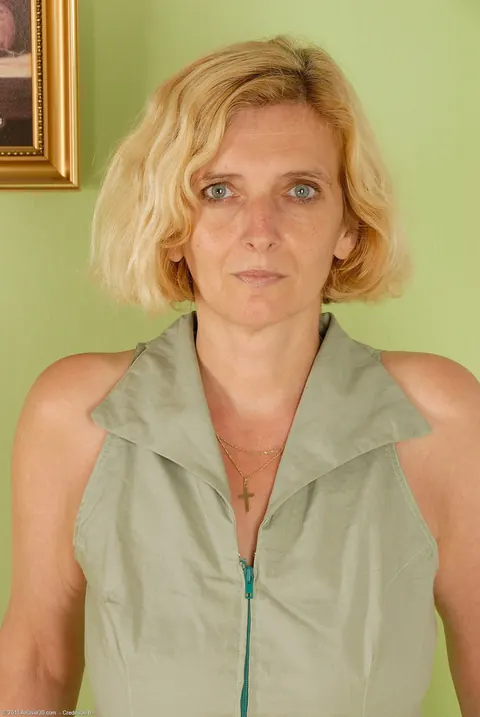 MILF Undresses to Show Her Hairy Pussy – photo 2 of 20