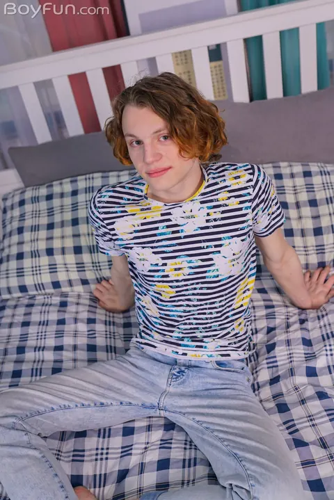Man Fingers His Hole While Masturbating – photo 2 of 20