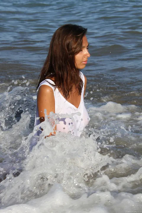 Tanned Babe with Big Natural Tits Spreads on the Beach – photo 4 of 21