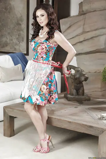 Kendra Lust – Thick Brunette MILF in a Skirt Spreads Her Legs Wide