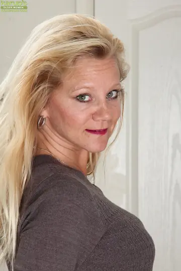 Heidi Gallo – Thick Blonde MILF Strips Out of Her Lingerie and Heels to Show Her Hairy Pussy