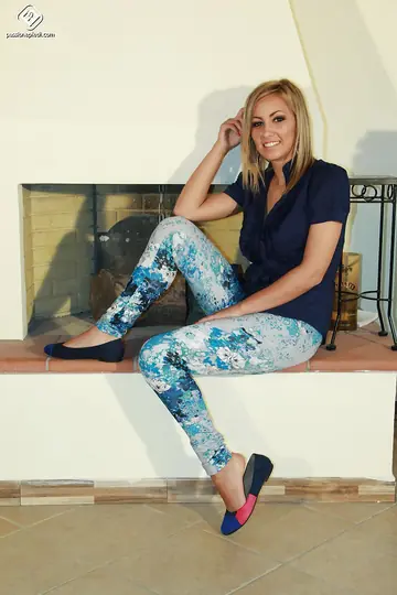 Woman in Jeans Shows Off Her Foot Tattoo and Spreads