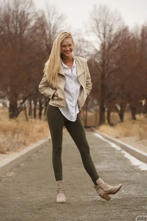 Dannell Norfolk: Tall Blonde Flashes Her Natural Tits Outdoors – photo 1 of 11