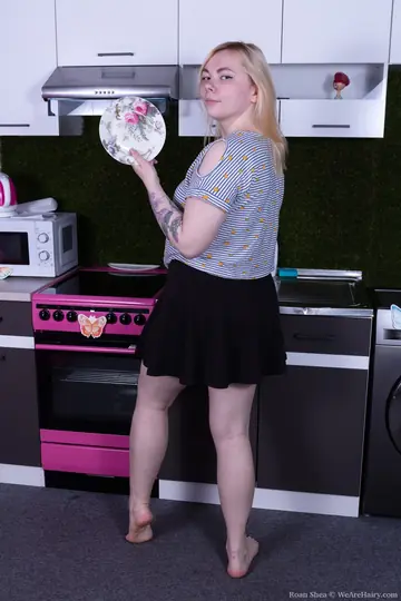Roan Shea – Tattooed Blonde BBW Spreads Her Hairy Pussy Wide
