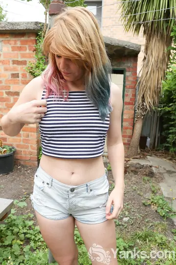 Ophelia Rose – Busty Blonde Spreads Her Pussy in the Garden