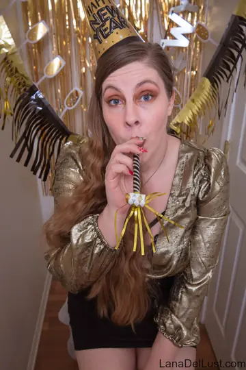 Lana Del Lust – Curvy Brunette Gives a Blowjob Before Sex