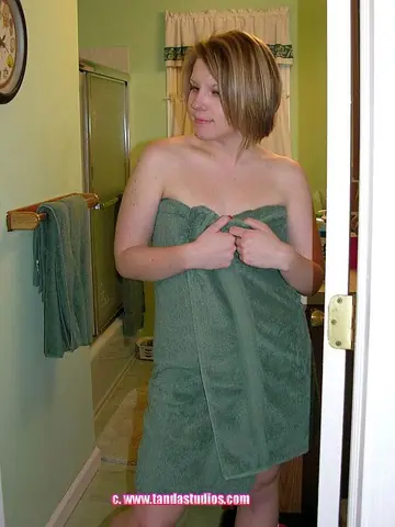 Veronica Snow – Short-Haired Redhead MILF Fingers Her Pussy in the Bathroom