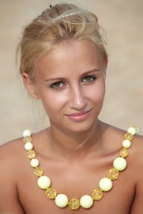 Petite Tanned Babe Spreads Her Pussy on the Beach – photo 15 of 20